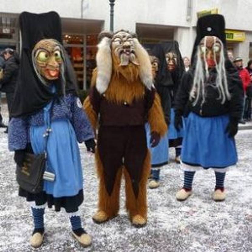 Traditionelle Fasnachtskostüme aus der allemannischen Fasnacht