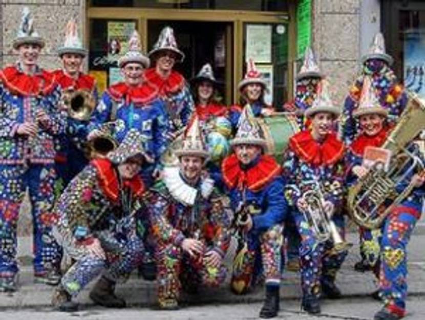 Eine Gruppe kostümierter Flinserl zu Fasching in Bad Aussee