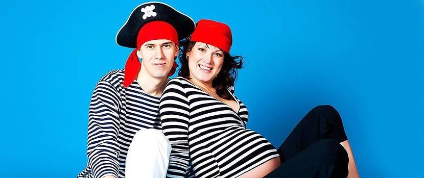 Als Piraten verkleidetes Paar mit schwagerer Frau