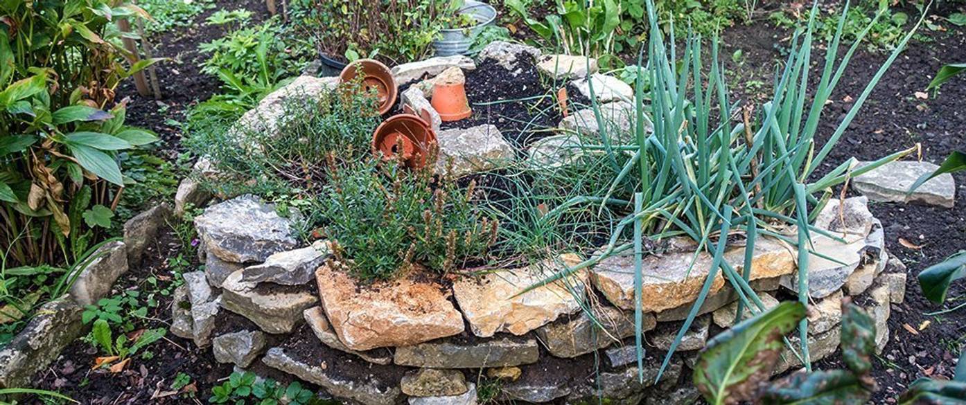 Kräuterspirale bauen Anleitung in 5 Schritten heimwerker.de