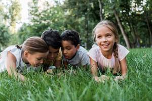 kinder spielen auf einer wiese