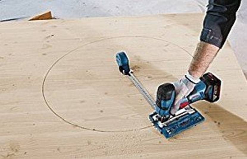 Kurvenschnitt mit der Akku-Stichsäge Bosch Professional GST 18 V-LI S auf Holzplatte