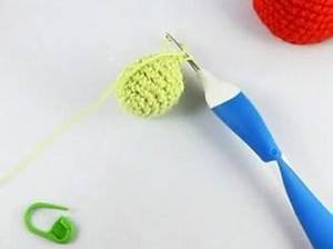 Der Kopf der Amigurumi-Schildkröte wird kleiner
