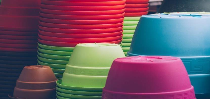 gestapelte Pflanzenkübel aus Plastik
