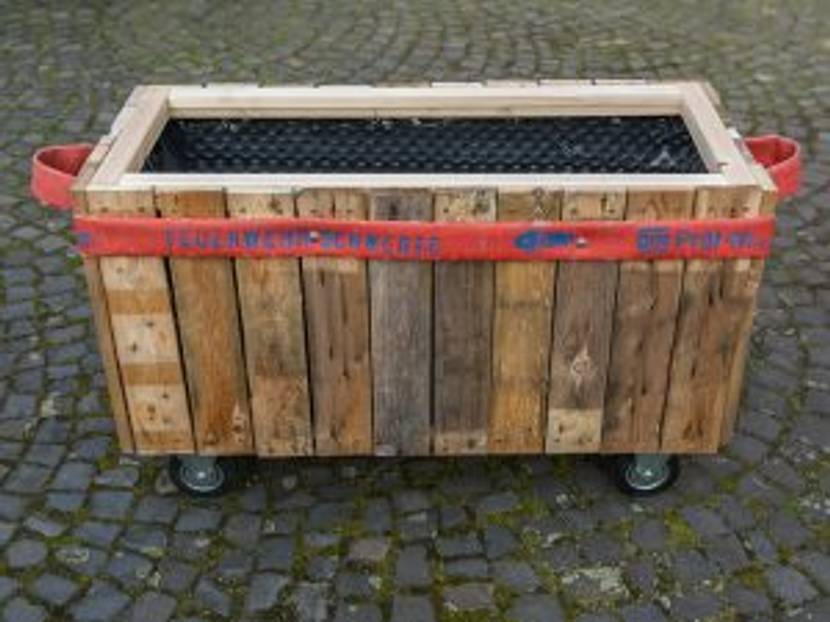 fertigen Pflanztrog mit Erde befüllen