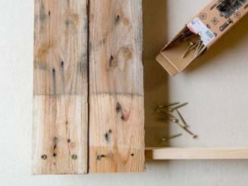 Bretter an Dachlatten schrauben für Pflanzkübel