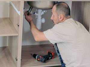 Handwerker schließt neue Küche an