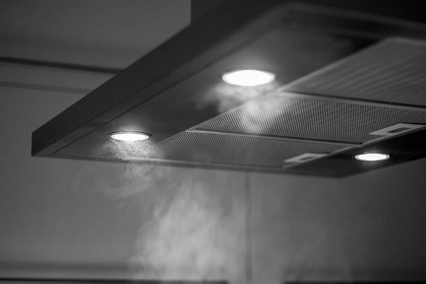 Lampen in der Abzugshaube ersparen eine zusätzliche Beleuchtung am Herd.