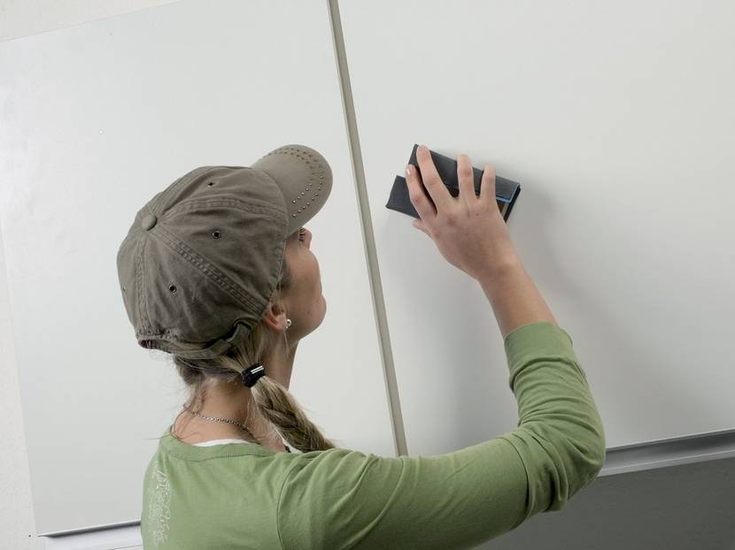 Mit 240er Schleifen, bis sich eine matte Oberfläche bildet.