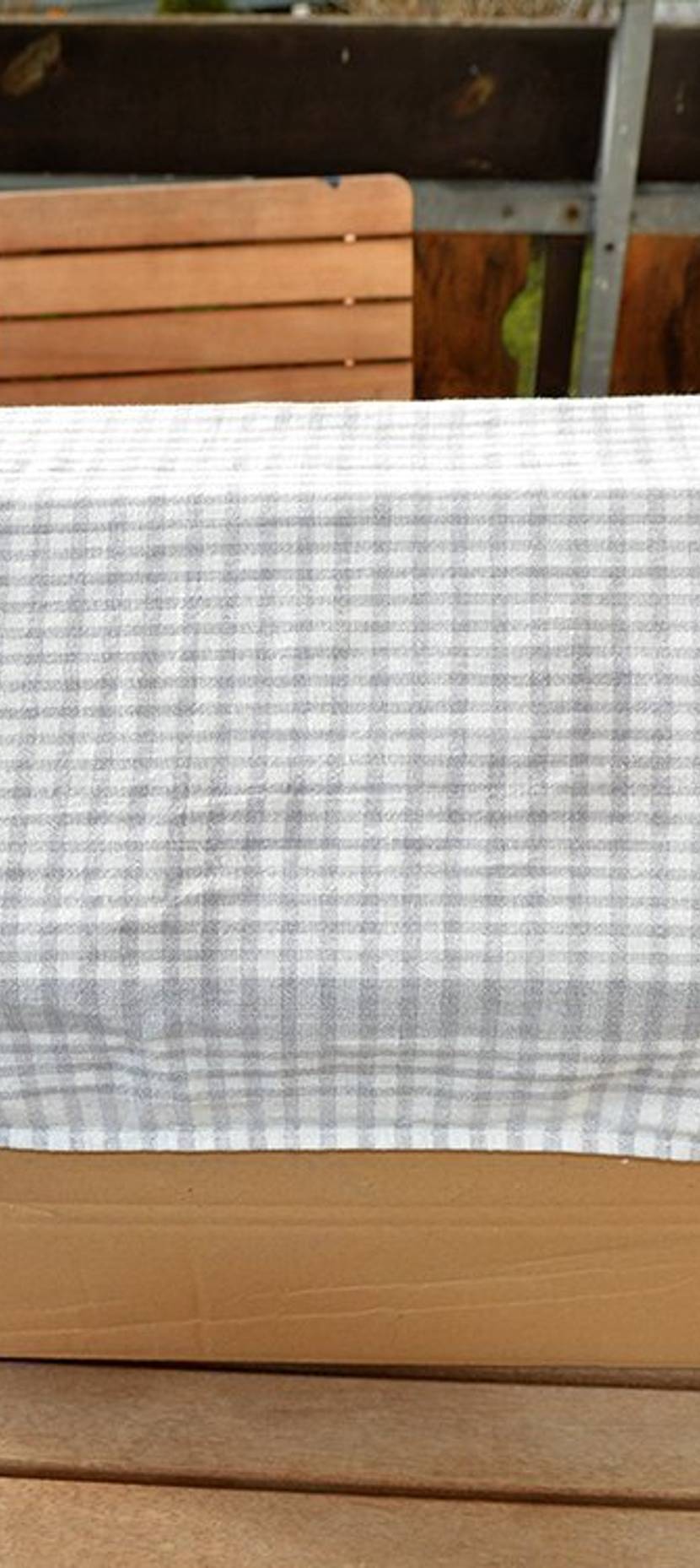 Lebensmittel im Winter in einem Karton auf dem Balkon stellen. Kühlschrank richtig abtauen