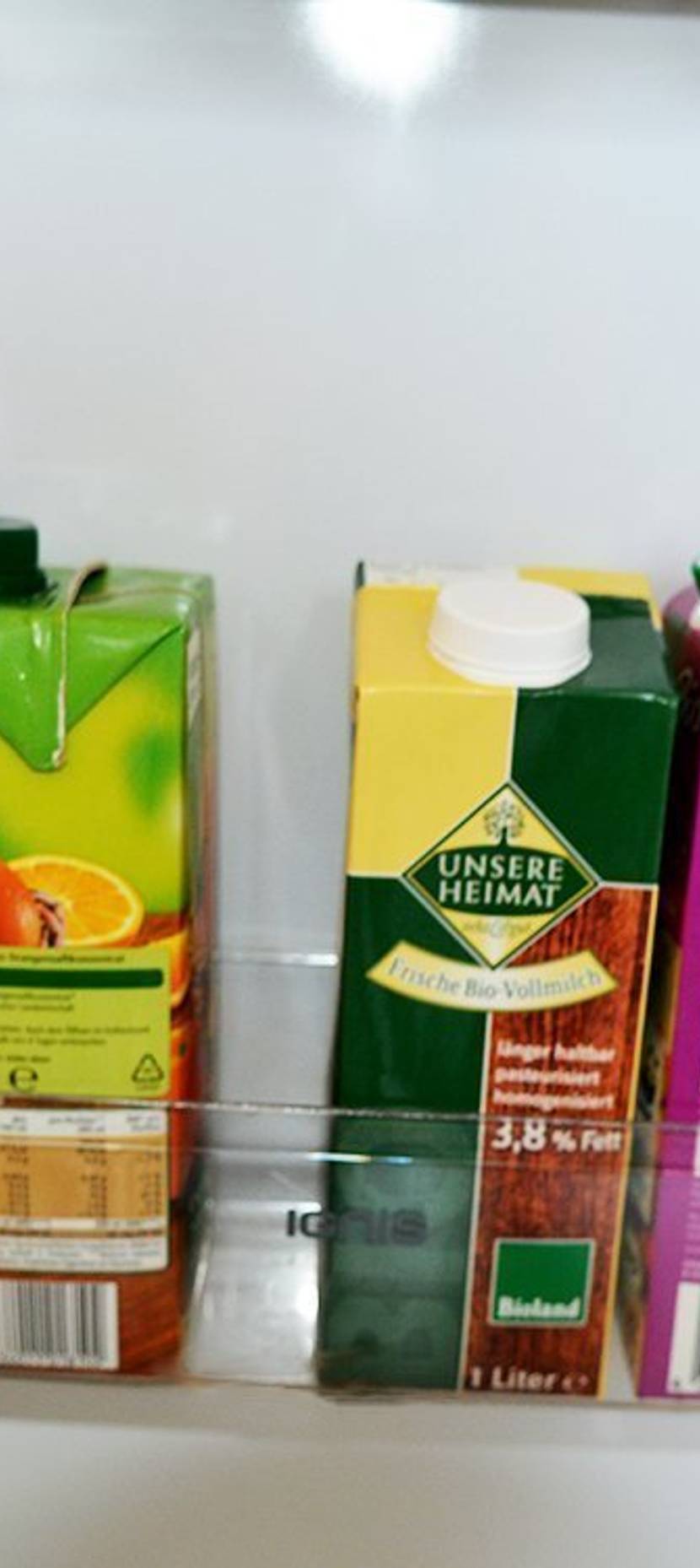 Angebrochene Getränke stehen in der Kühlschrank-Tür sicher.