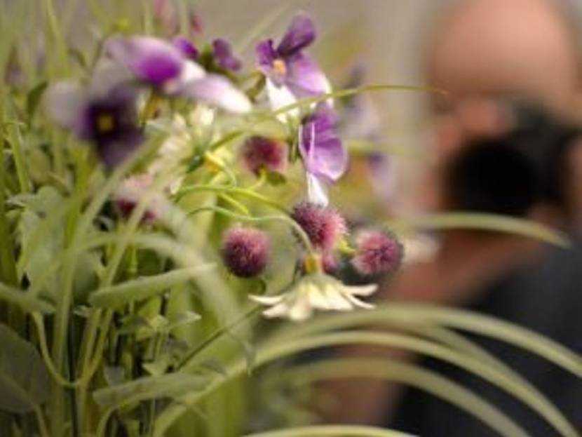 lila kunstblumenstrauß