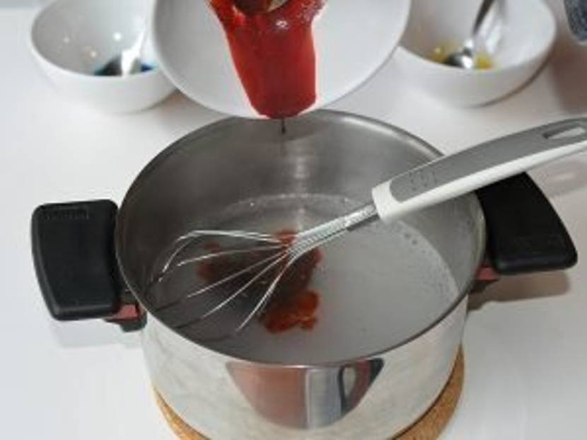 kunstblut-selber-machen-wasser-rotefarbe-speisestärke