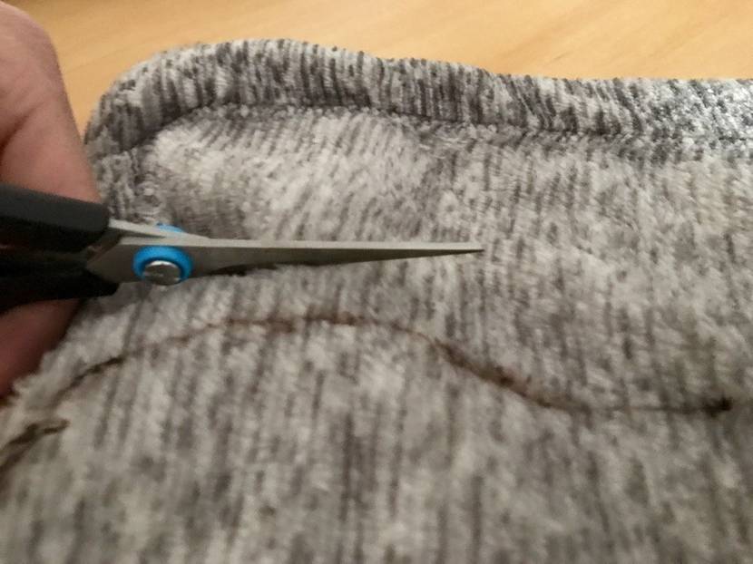 Schneiden Sie den Stoff mit einem Zentimeter Nahtzugabe aus.