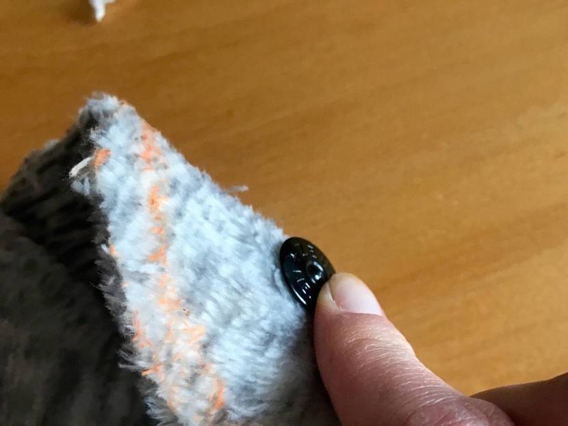 Ein Druckknopf dient als Auge für den Elefant.