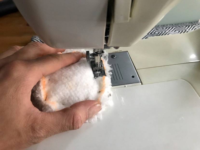 Mit der Nähmaschine entlang der Linie zusammen nähen.