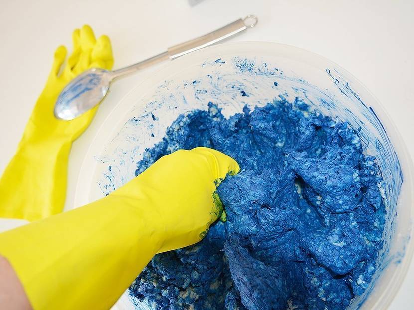 Mit Gummihandschuhen den gesamten Teig durchkneten.