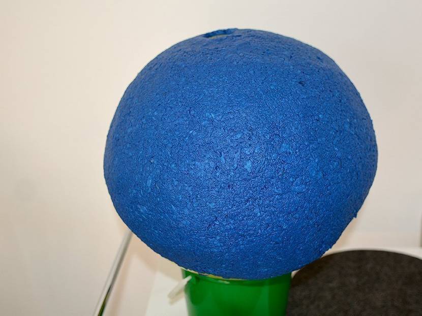 Während des Trocknens wird der Schirm viel heller in der Farbe und auch etwas schrumpfen.