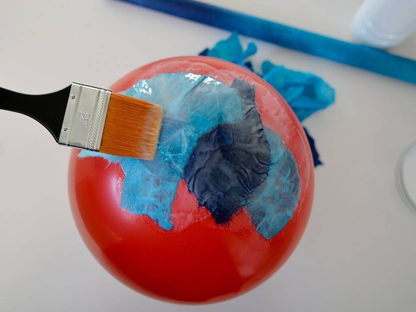 Die Papierfetzen mit Leim aufkleben.