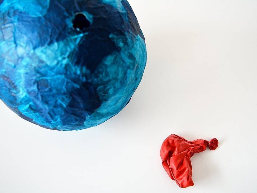 Der Lampenschirm hat keinen Schaden genommen und der Ballon ist raus.