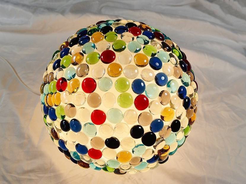 Wenn Licht durch die bunten Glassteine scheint, zeigt die Lampe ihren ganzen Charme.