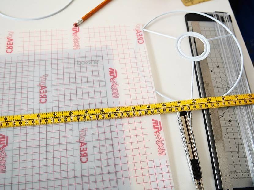 Die Folie mit 1 cm Übermaß zuschneiden.