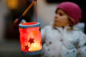 kind mit laterne