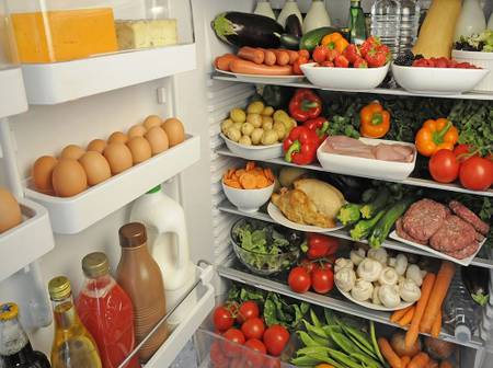 Kühlschrank richtig einräumen – So bleiben Lebensmittel frisch