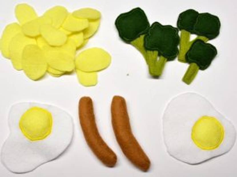 Filz-Lebensmittel für die Spielküche: Kartoffelscheiben, Brokkoli, Spiegeleier und Würstchen.