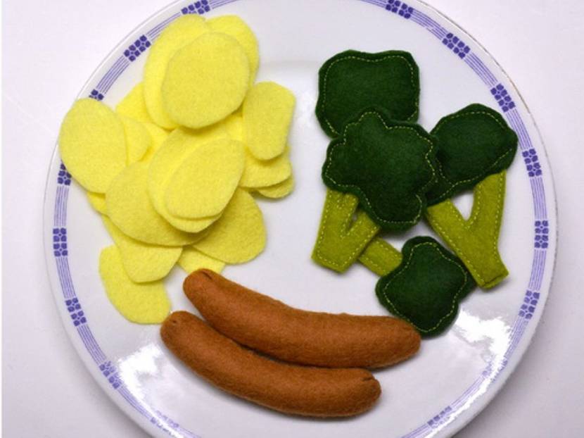 Ein kleines Gericht mit Kartoffeln, Brokkoli und Würstchen.