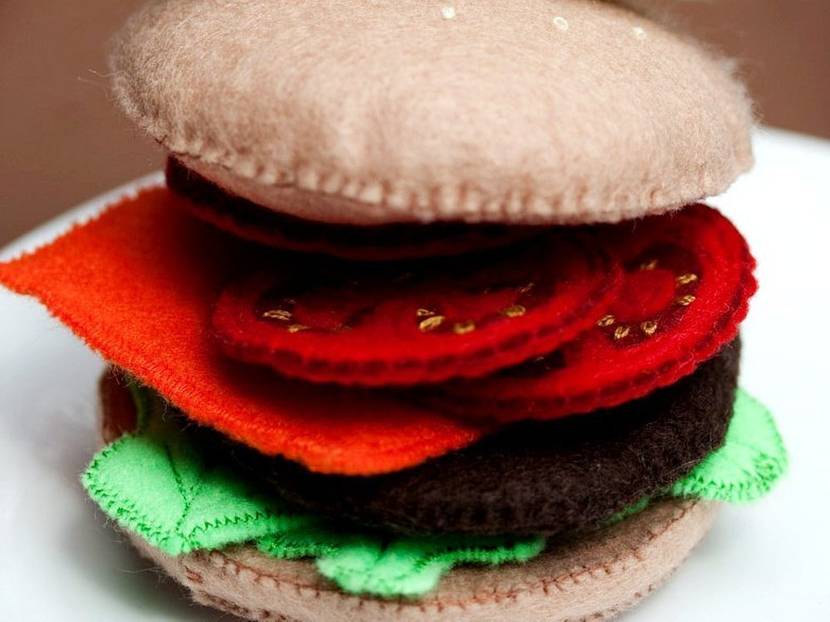 Ein schmackhafter Hamburger für die Spielküche.