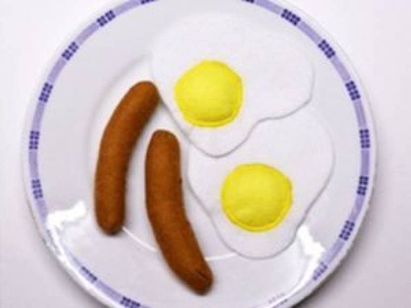 Ein leckeres Spielessen aus Filz: Würstchen mit Spiegelei.