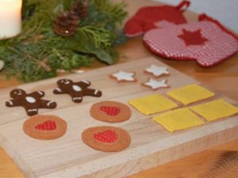 Süßes Weihnachtsgebäck für die Kinderküche.