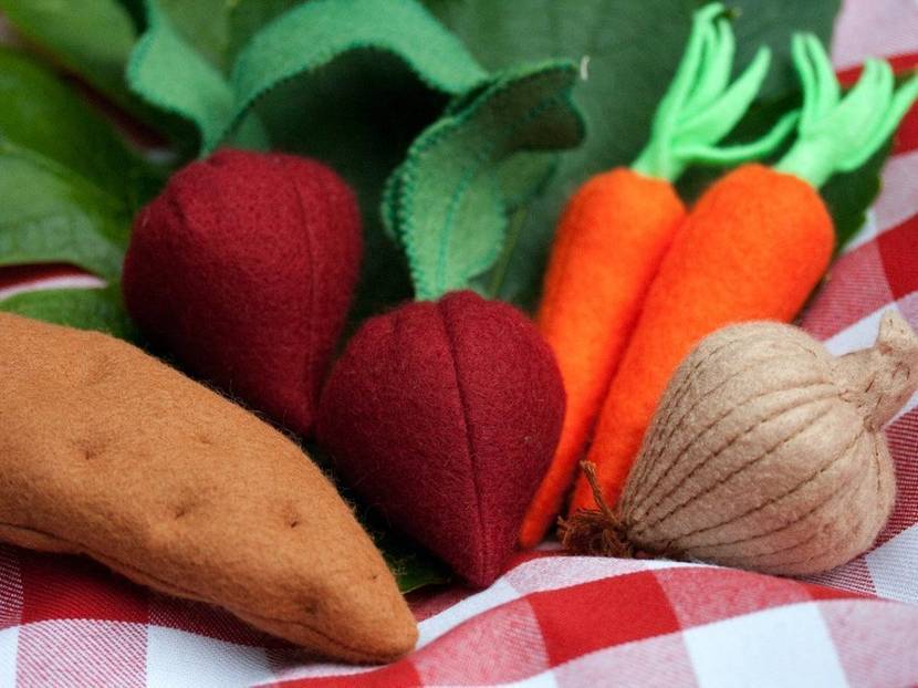 Noch mehr Filz-Gemüse: Yamswurzel, Rüben, Karotten und Zwiebel.