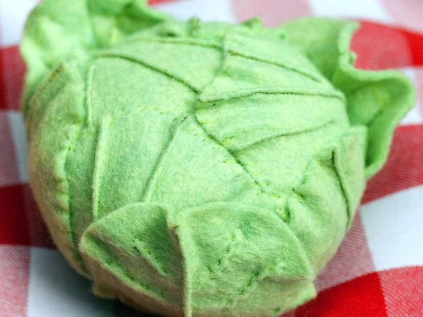 Ebenso aufwändig ist das Nähen dieses Kopfsalats oder Kohlkopfes.