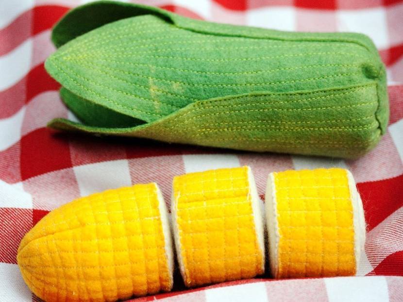 Ein ganzer Maiskolben mit dazugehörigen Blättern aus Filz.