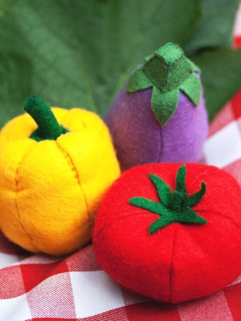 Gemüse für den Kaufladen und die Kinderküche: Aubergine, Paprika und Tomate