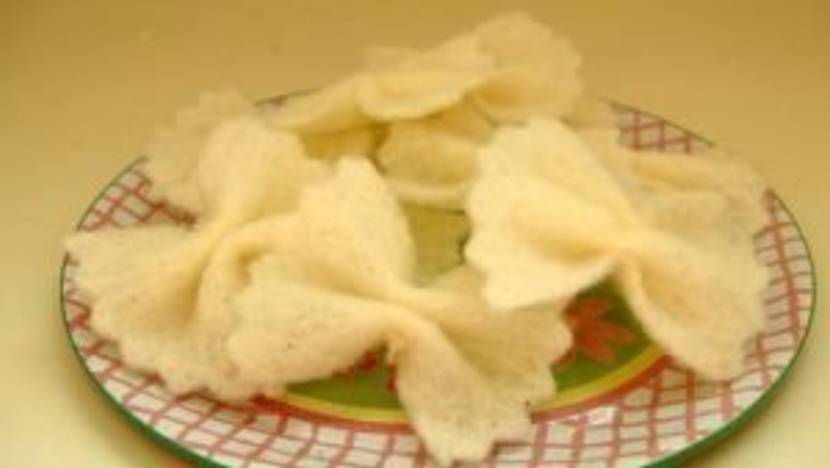 Aus Filz-Rechtecken, einer Zackenschere und Garn entstehen Farfalle.