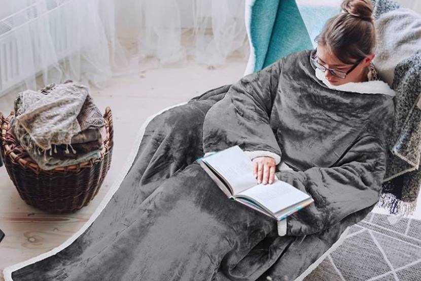 lesen mit einer decke mit aermeln