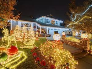 Haus mit Weihnachtsdekoration im Vorgarten