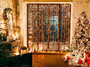 Wohnzimmer mit Weihnachtsbaum und Lichterketten
