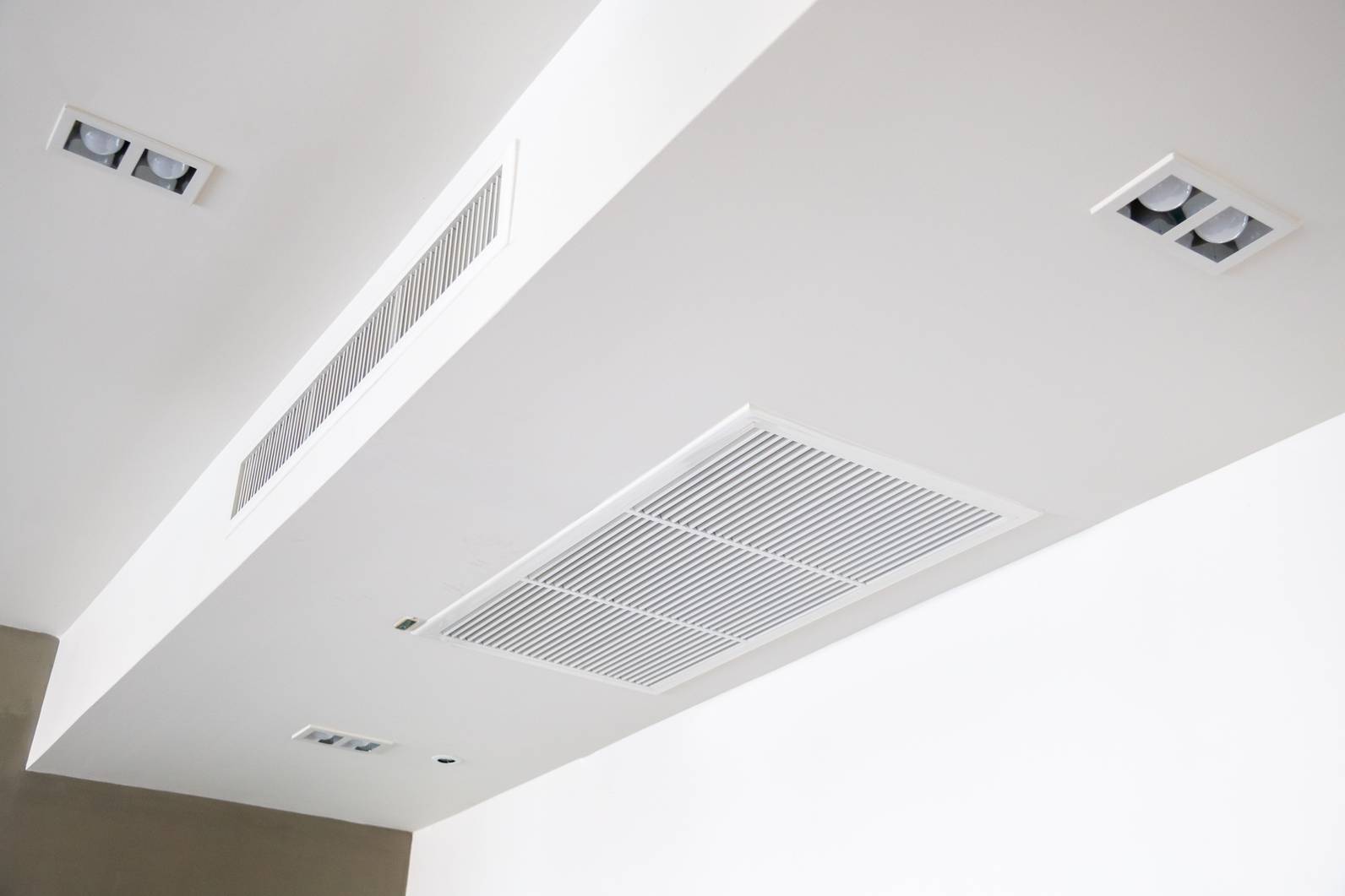 zentrale lüftungsanlage mit wärmerückgewinnung und klimaanlage