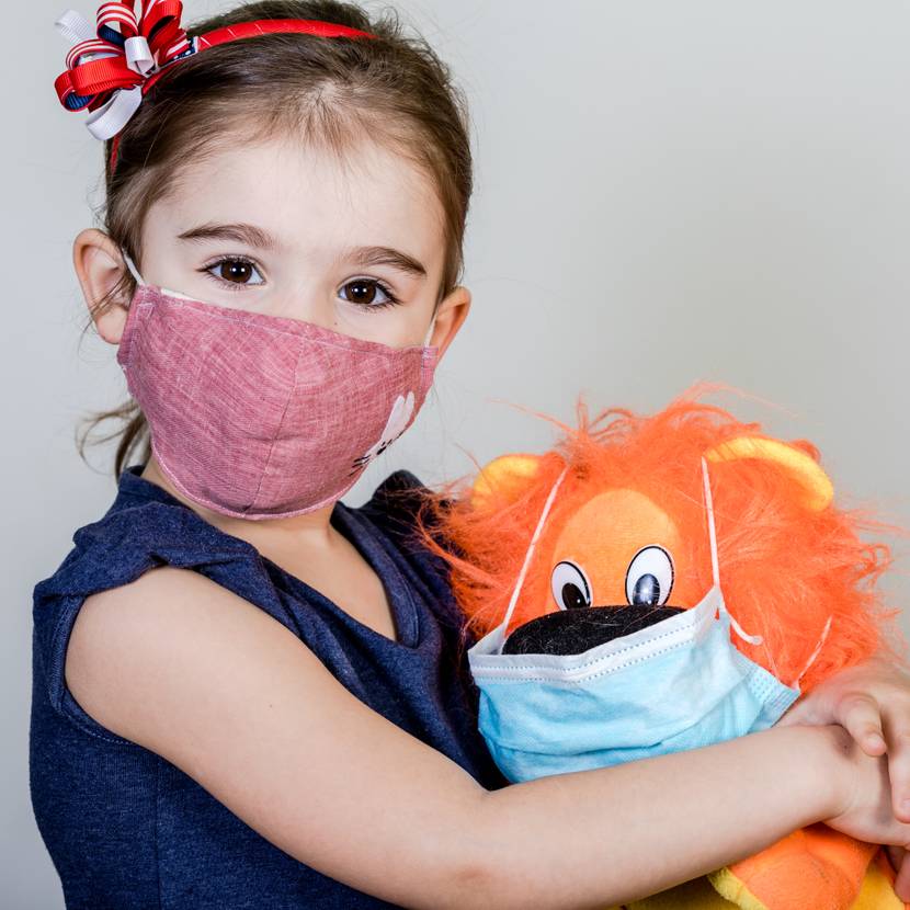 Mundschutz-Test: Mädchen mit Gesichtsmaske
