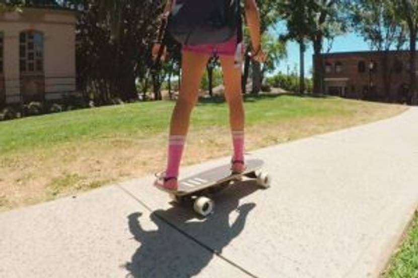 maedchen faehrt elektro-skateboard