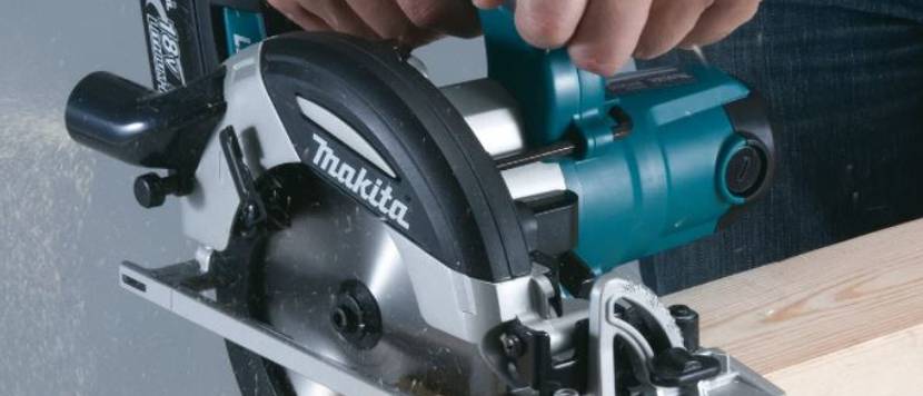 arbeiten mit einer makita akku-handkreissaege