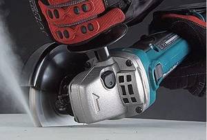 makita-akku-winkelschleifer im einsatz