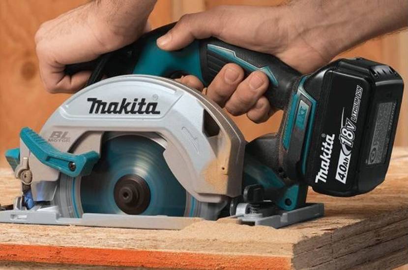 makita akku-handkreissaege im einsatz