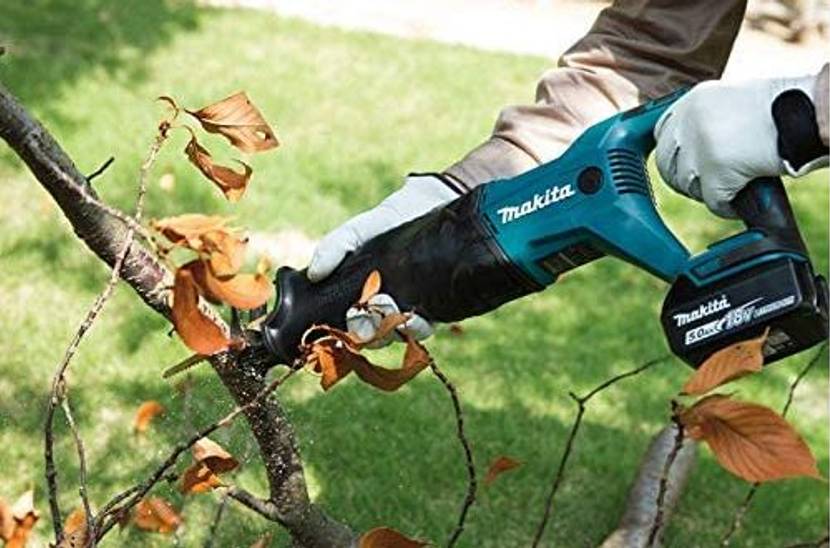 arbeiten mit einer makita akku-reciprosaege