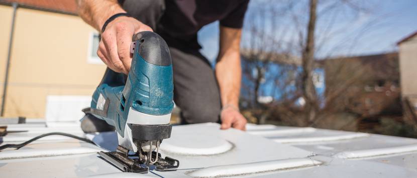 mann arbeitet mit makita-stichsaege