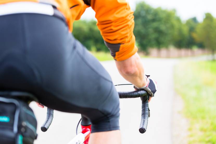 mann faehrt rennrad